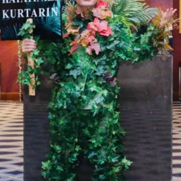 Yılmaz Morgül sahne kostümüyle dalga konusu oldu! Ağaç adam oldu sahneyi yıktı - Resim: 4