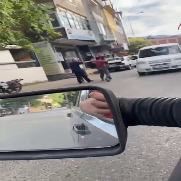 El şakası ara açtı! İki arkadaş birbirine girdi - Resim: 0