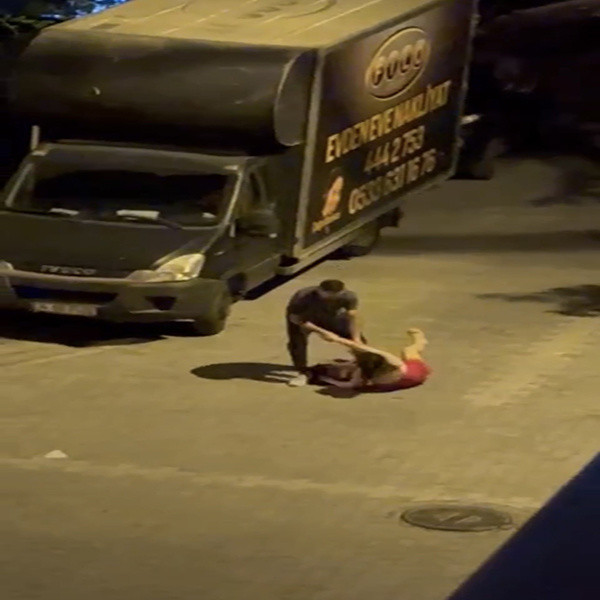 Taksiciyle ücret için kavga eden kadının sokak ortasında yaptıkları akıllara durgunluk verdi - Resim: 1