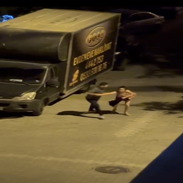 Taksiciyle ücret için kavga eden kadının sokak ortasında yaptıkları akıllara durgunluk verdi - Resim: 0