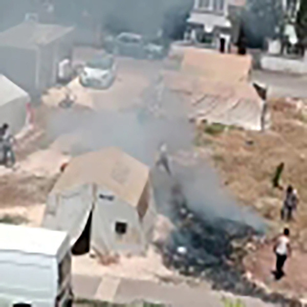 Depremzede çocukların minik oyunu felakete yol açıyordu! Tutuşan otlar alev aldı - Resim: 0