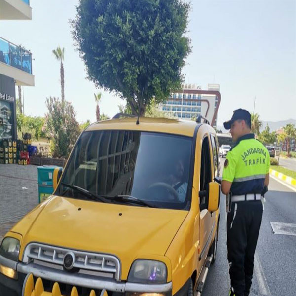 Alkollü araç kullanandan ehliyetsize... Alanya'da ticari taksilere ceza yağdı - Resim: 1