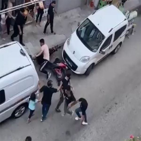 Yumruklar havada uçuştu! Bursa'da sahte kabadayılar yan baktın kavgası çıkarttı - Resim: 1