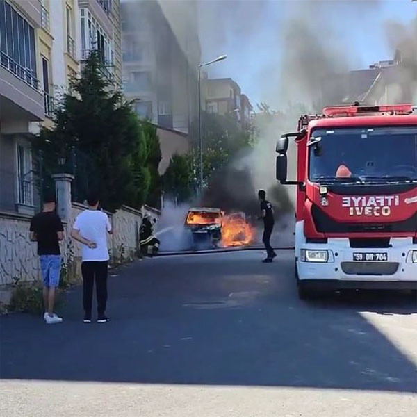 Herkesin gözünün önünde cayır cayır yandı! Koca otomobil hurdaya döndü - Resim: 0