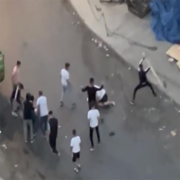 Görenleri şok etti! Sopayla bayılttığı adamı acımadan tekmeledi! - Resim: 0