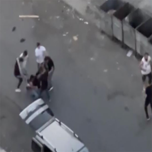 Görenleri şok etti! Sopayla bayılttığı adamı acımadan tekmeledi! - Resim: 1