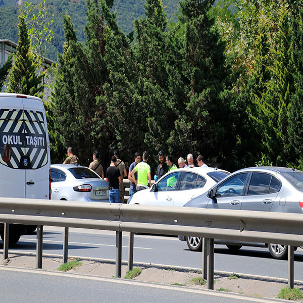 Kocaeli'de polisin dur ikazına uymayan araçtan uyuşturucu çıktı! Araç sahibi aracını bırakıp kaçtı - Resim: 0