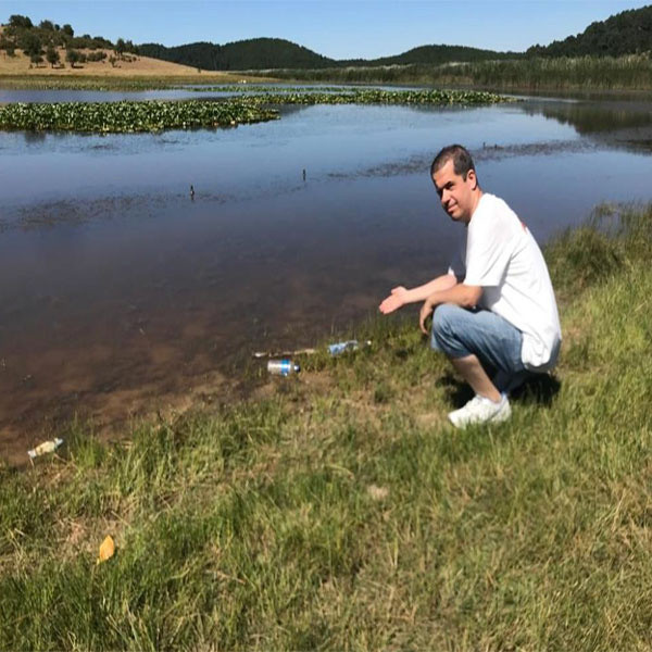 Doğa harikasını böyle katlettiler! Alkol şişeleri ve çöpler nilüferleri yok etti - Resim: 1