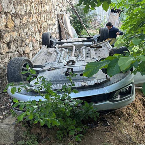 Gümüşhane'de acı kaza! Otomobil istinat duvarıdan düştü: 1 ölü, 1 yaralı - Resim: 0