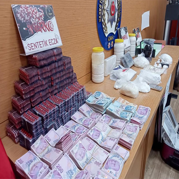 İzmir'de uyuşturucu tacirlerine büyük vurgun! 13,5 kilo kokain ve binlerce hap ele geçirildi - Resim: 1