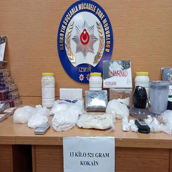 İzmir'de uyuşturucu tacirlerine büyük vurgun! 13,5 kilo kokain ve binlerce hap ele geçirildi - Resim: 2