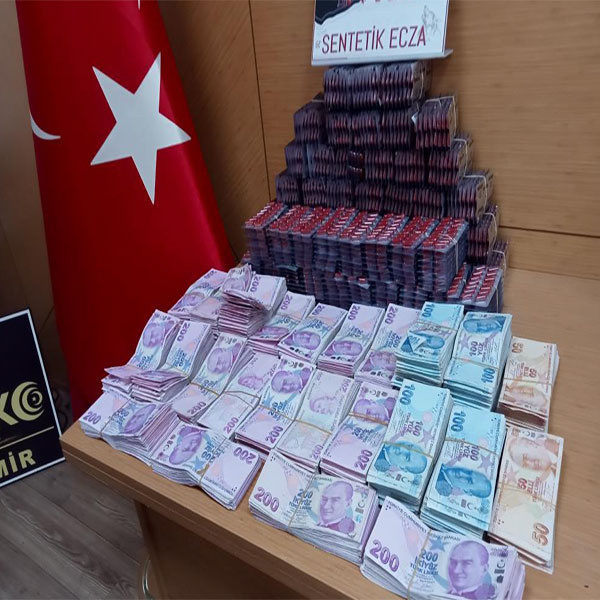 İzmir'de uyuşturucu tacirlerine büyük vurgun! 13,5 kilo kokain ve binlerce hap ele geçirildi - Resim: 0