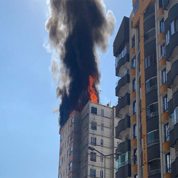 Kayseri'de korkutan yangın! Binanın çatısını alev alev yandı - Resim: 0