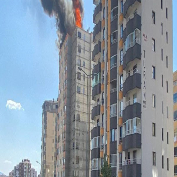 Kayseri'de korkutan yangın! Binanın çatısını alev alev yandı - Resim: 1