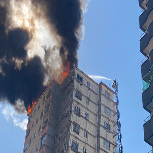 Kayseri'de korkutan yangın! Binanın çatısını alev alev yandı - Resim: 2