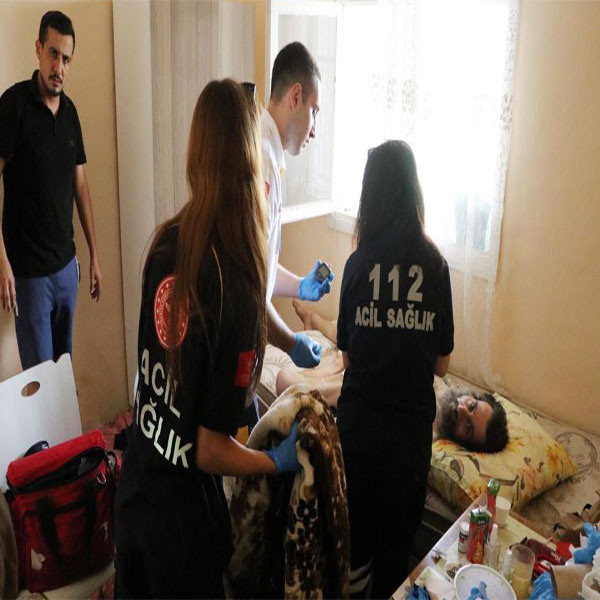 Alzheimer hastası kocasını çöp evde terk etti! Oğlunun sözleri yürekleri dağladı - Resim: 0