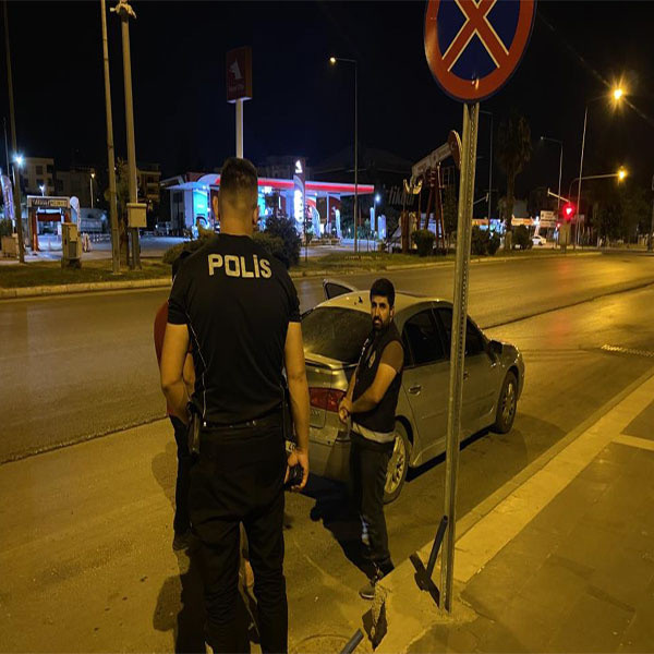 Valilik önünde yaptığı tuhaf hareketlerle polis ekiplerini harekete geçirdi - Resim: 0