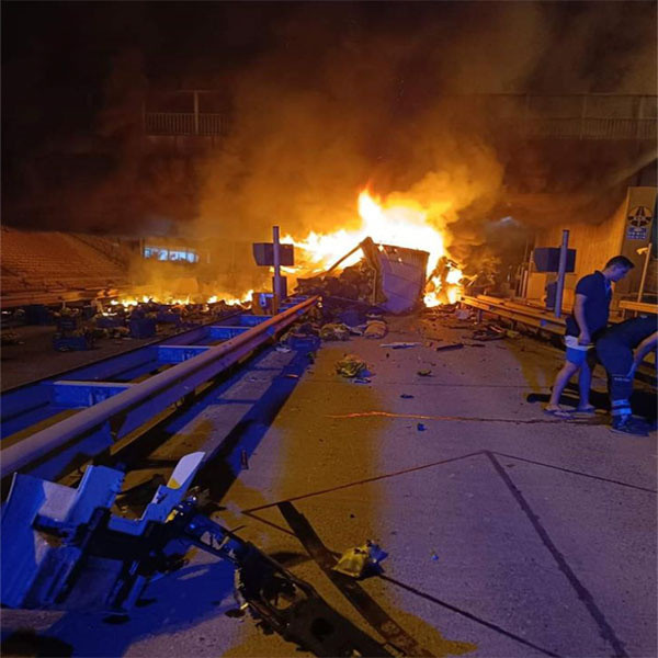 Hatay'da korkunç kaza! Otoyol gişesine çarpan tır cayır cayır yandı - Resim: 0