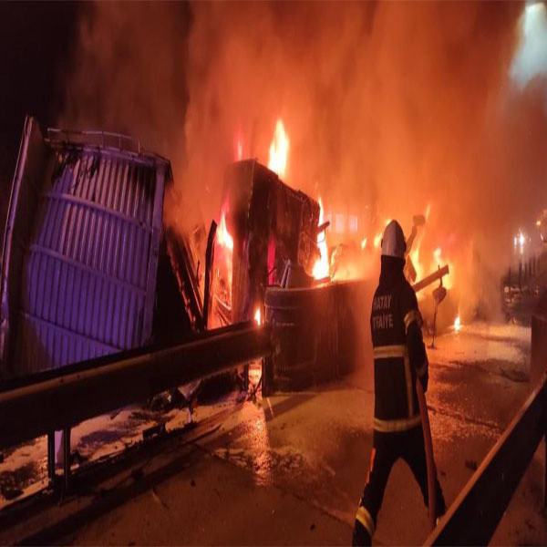 Hatay'da korkunç kaza! Otoyol gişesine çarpan tır cayır cayır yandı - Resim: 1