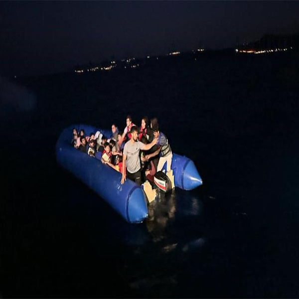 Yunanistan geri itmişti! Ölüme terkedilen 80 kaçak göçmeni sahil güvenlik kurtardı - Resim: 0