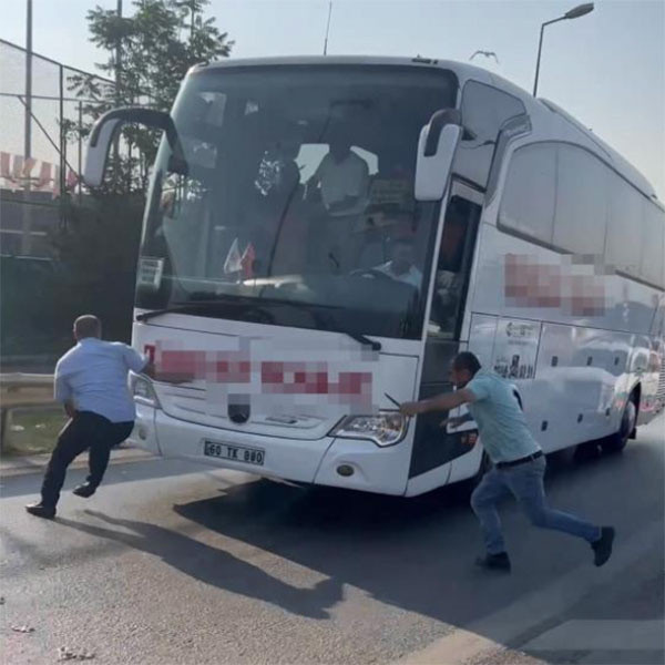 Kartal'da otobüse korku dolu saldırı! Otobüsün önünü kesti, muavini bıçakla kovaladı - Resim: 0