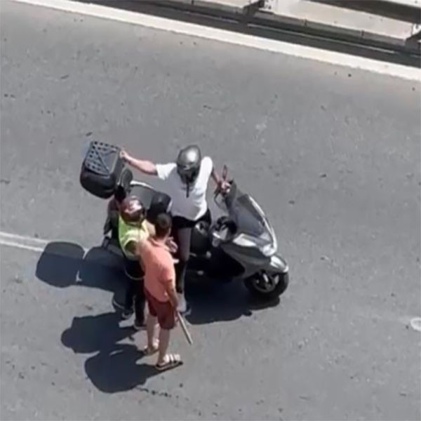 İstanbul'da motosiklet sürücüsüne tırcı maganda dehşeti! Köşeye sıkıştırdı, sopayla paramparça etti - Resim: 1