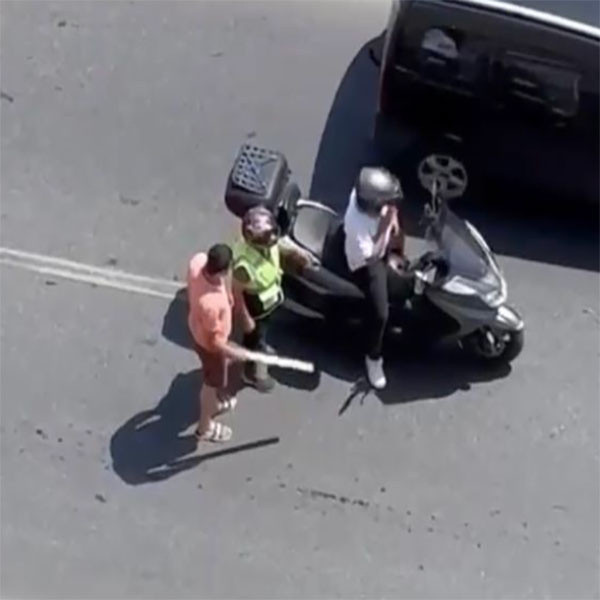 İstanbul'da motosiklet sürücüsüne tırcı maganda dehşeti! Köşeye sıkıştırdı, sopayla paramparça etti - Resim: 0