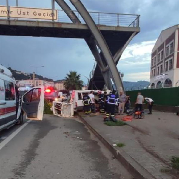 Giresun'da acı kaza! Fındık işçilerini taşıyan minibüs kaza yaptı: 1 ölü 13 yaralı - Resim: 0