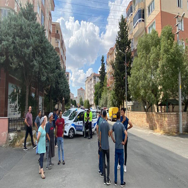 Ailesinden araba kaçıran ehliyetsiz genç ölümden döndü! İki arabaya birden çarptı - Resim: 0