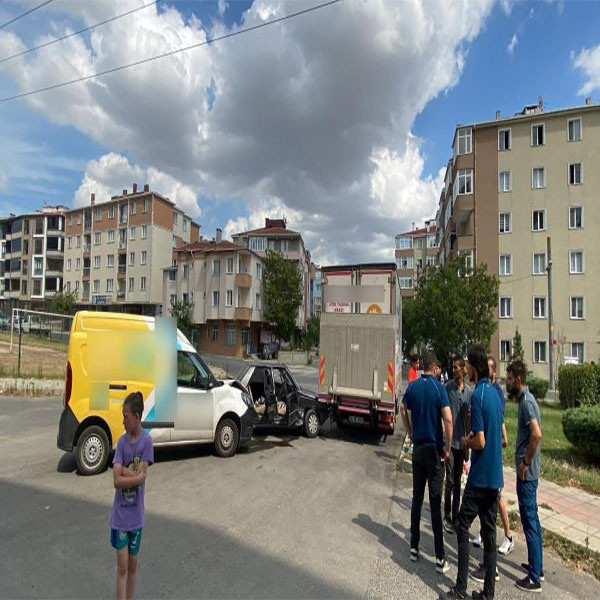 Ailesinden araba kaçıran ehliyetsiz genç ölümden döndü! İki arabaya birden çarptı - Resim: 1