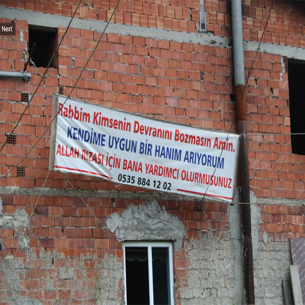 Evlenebilmek için yaptığına görenler inanamadı! Evine astığı pankartla herkesi güldürdü - Resim: 0