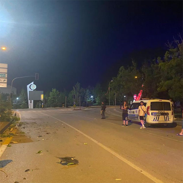 Aşırı sürat can alıyordu! Ağaca çarpan otomobil hurdaya döndü: 4 kişi yaralandı - Resim: 0