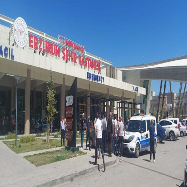 Erzurum'da görevliler ve hasta yakınları birbirine girdi! Hastanede ki kavgayı polis ayırdı - Resim: 0