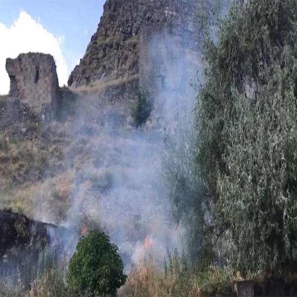 Kars Kalesi'nde yangın! Kuru otları ateşe veriler - Resim: 1