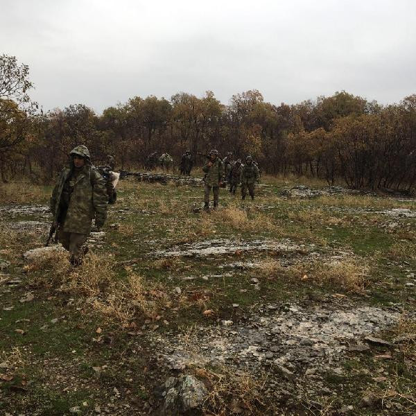 Sığınakta tespit edilen teröristlerle çatışma çıktı!  - Resim: 2