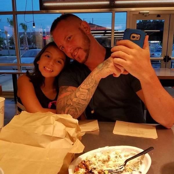 Her gün dükkanının önünden geçen kadına öyle bir iyilik yaptı ki - Resim: 2