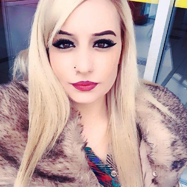 Güzelliğiyle büyüleyen kasiyer müşterileri fena dolandırdı - Resim: 1