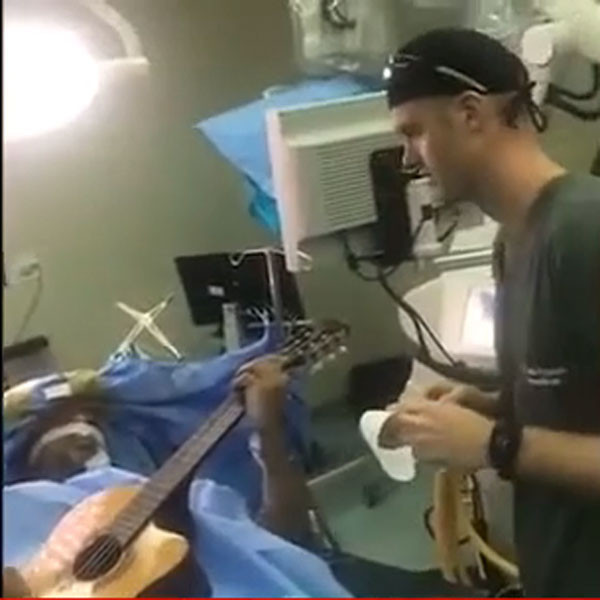 Açık beyin ameliyatı olurken gitar çaldı işte o görüntüler - Resim: 3