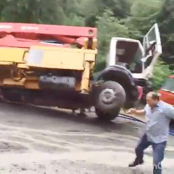 Trabzon'da sel iki büyük aracı böyle yuttu - Resim: 1