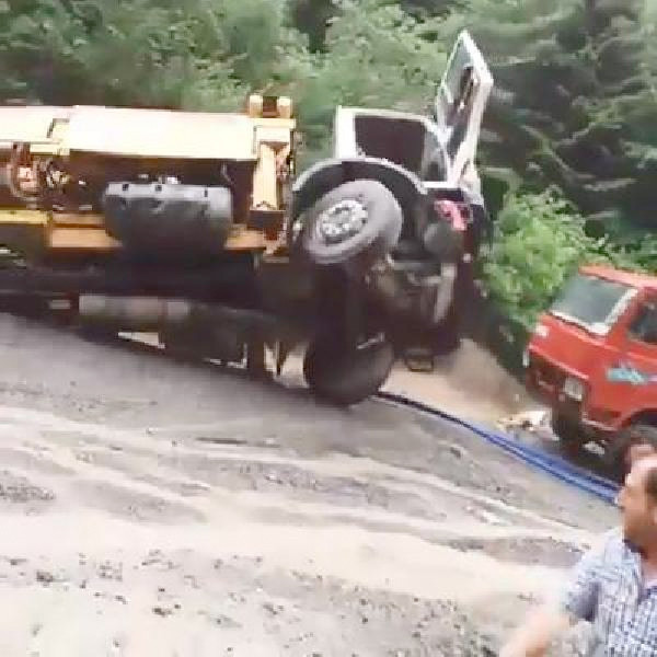 Trabzon'da sel iki büyük aracı böyle yuttu - Resim: 2