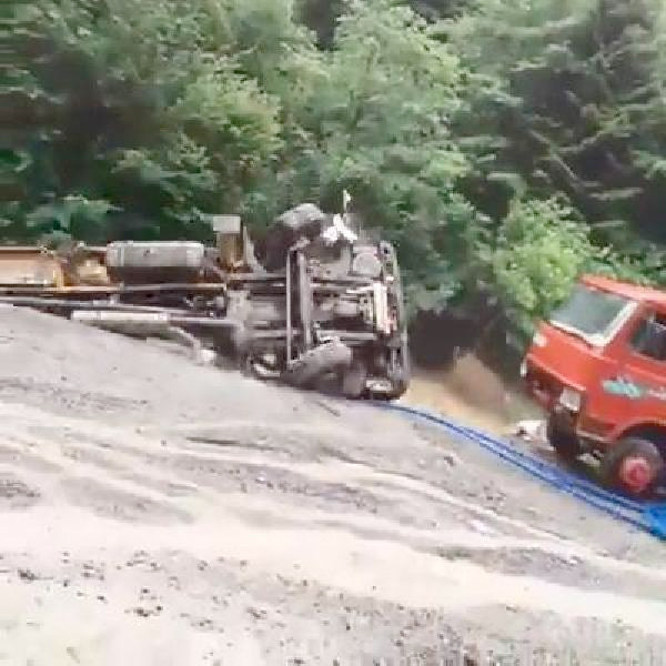 Trabzon'da sel iki büyük aracı böyle yuttu - Resim: 4