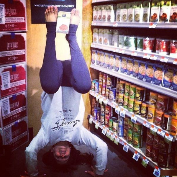 Bu kadın her yerde yoga yapıyor! - Resim: 2