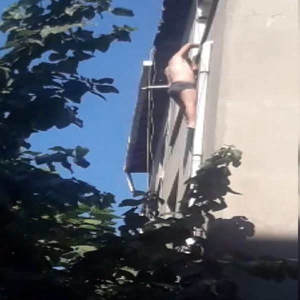 Kimse gözlerine inanamadı! Yarı çıplak halde 5. katta böyle bekledi - Resim: 1