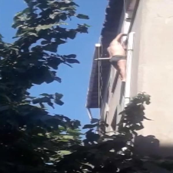 Kimse gözlerine inanamadı! Yarı çıplak halde 5. katta böyle bekledi - Resim: 2