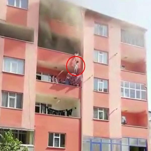 Yangında çocuklarını alt kattaki komşusunun balkonuna sarkıtarak kurtardı - Resim: 2