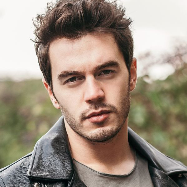 Evlilik yolunda ilk adımı attılar! İsmail Ege Şaşmaz, sevgilisi Hande Ünal nişanlandı - Resim: 1