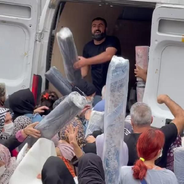 Covid-19 hızla yayılırken pes dedirten görüntü! Bağcılar'da indirimli halı izdihamı - Resim: 3