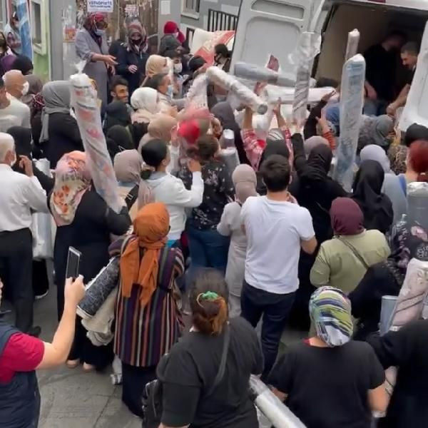 Covid-19 hızla yayılırken pes dedirten görüntü! Bağcılar'da indirimli halı izdihamı - Resim: 4