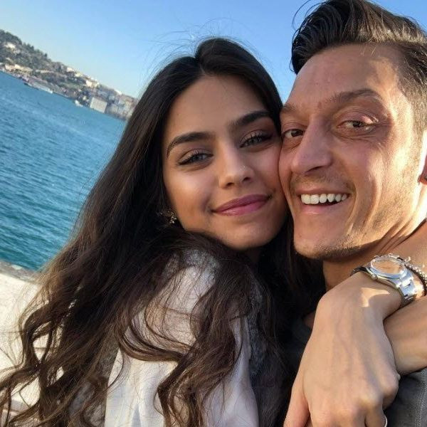 5 Aylık hamile Amine Gülşe'nin son hali görümcesinin düğününde göbek attı! - Resim: 2