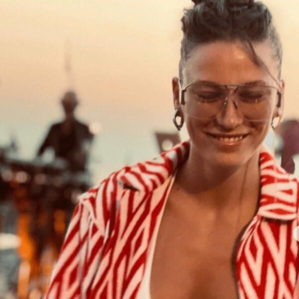 Serenay Sarıkaya siyah bikinisiyle yaktı geçti! Ayaklarına taktıkları olay oldu... - Resim: 1